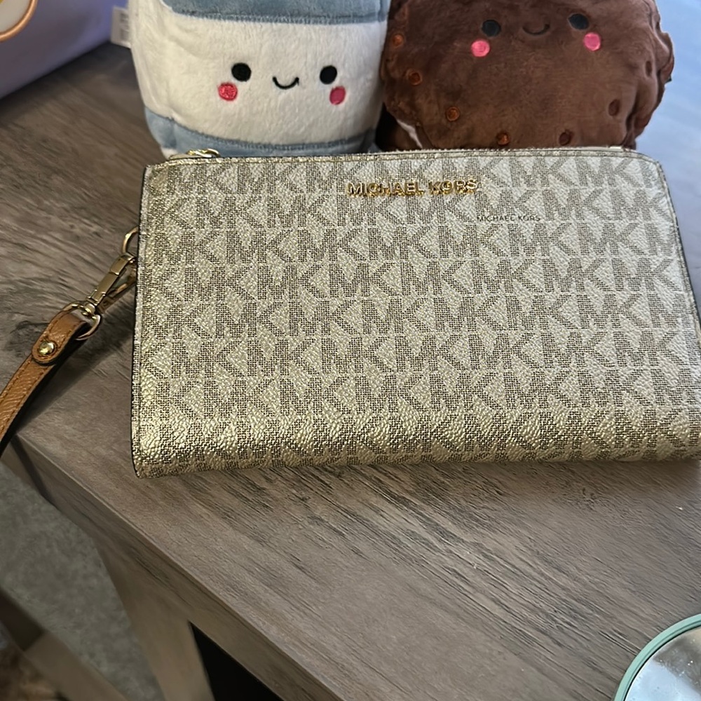 Michael kors wristlet wallet